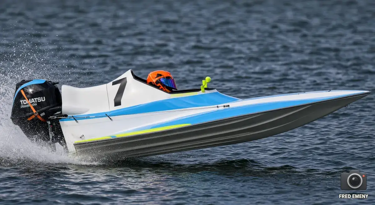 Ethan Goodfellow's number 7 Tohatsu-powered GT30 boat at speed on Stewartby Lake