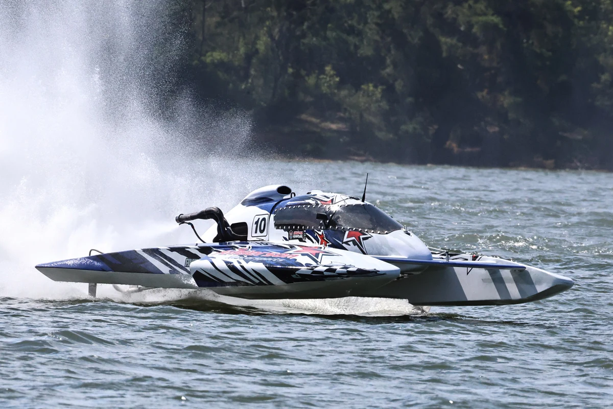 Brendan Anderson's number 10 6-litre hydroplane racing at Lake Glenmaggie in 2025