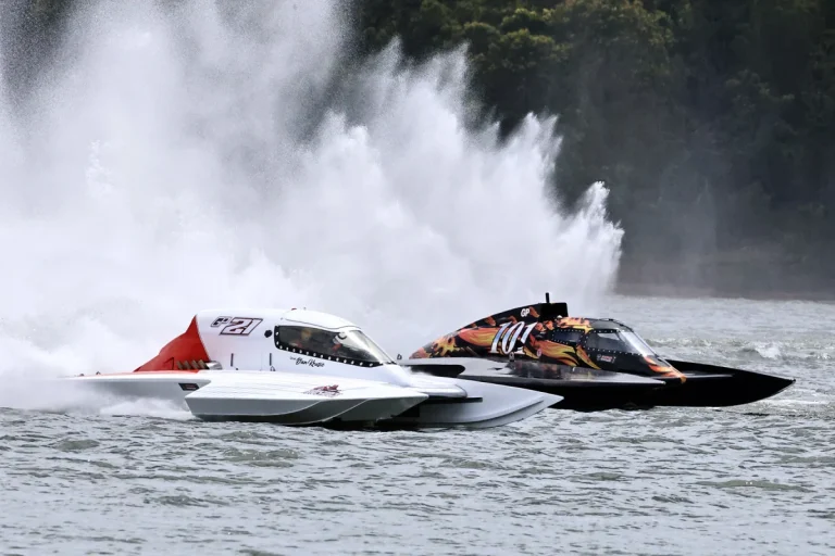 Dan Krusic in the GP21 Unlimited Hydroplane racing alongside GP101 at Lake Glenmaggie in 2025, with a wall of spray behind
