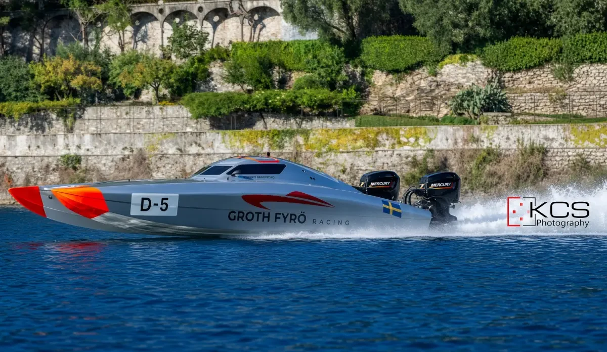 D5 Groth Fyrö Racing, the silver boat of Fredrik Groth Fyro and Filip Eriksson, racing on Lake Como