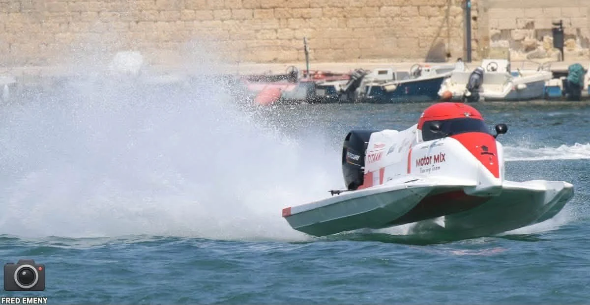Oliver Martin racing the red and white Motor Mix Racing Team F4 boat